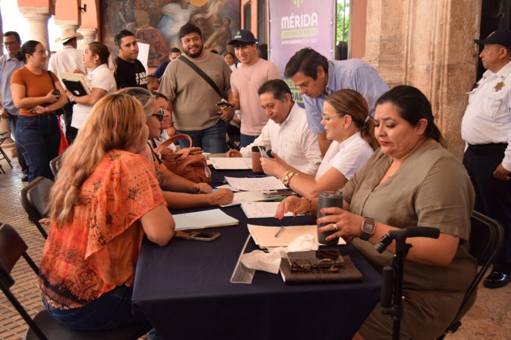 Cecilia Patrón entrega apoyo de lentes en beneficio a las y los meridanos