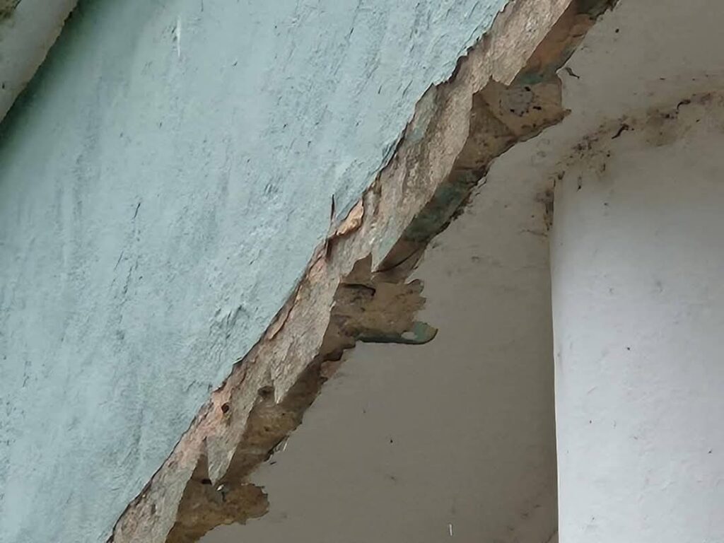 Se reporta desprendimiento de cornisa del mercado Lucas de Gálvez