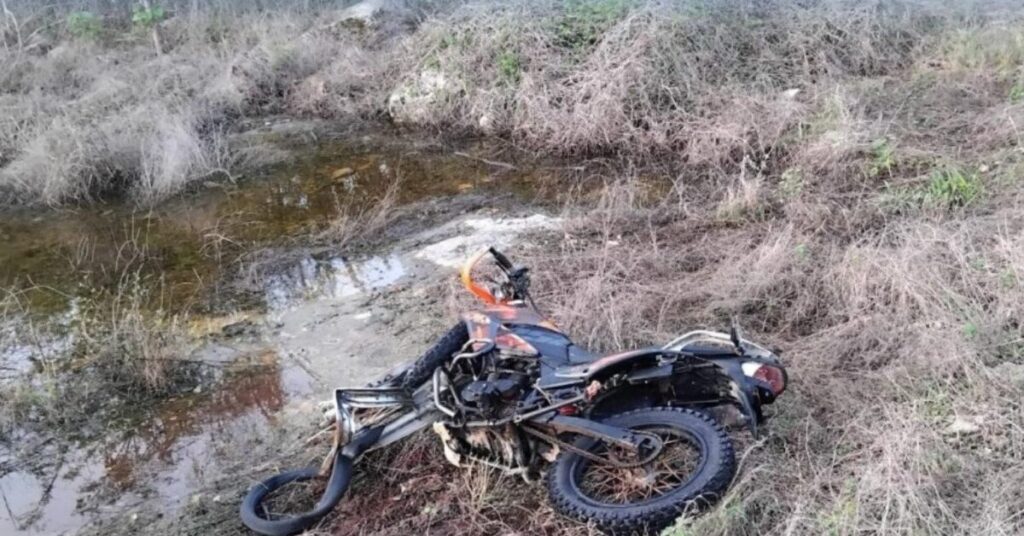 Jóvenes pierden el control de su moto en la vía Kinchil - Celestún, hay un muerto