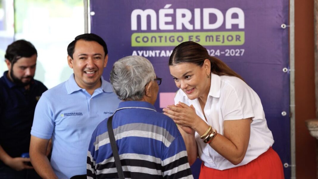 Cecilia Patrón entrega apoyo de lentes en beneficio a las y los meridanos