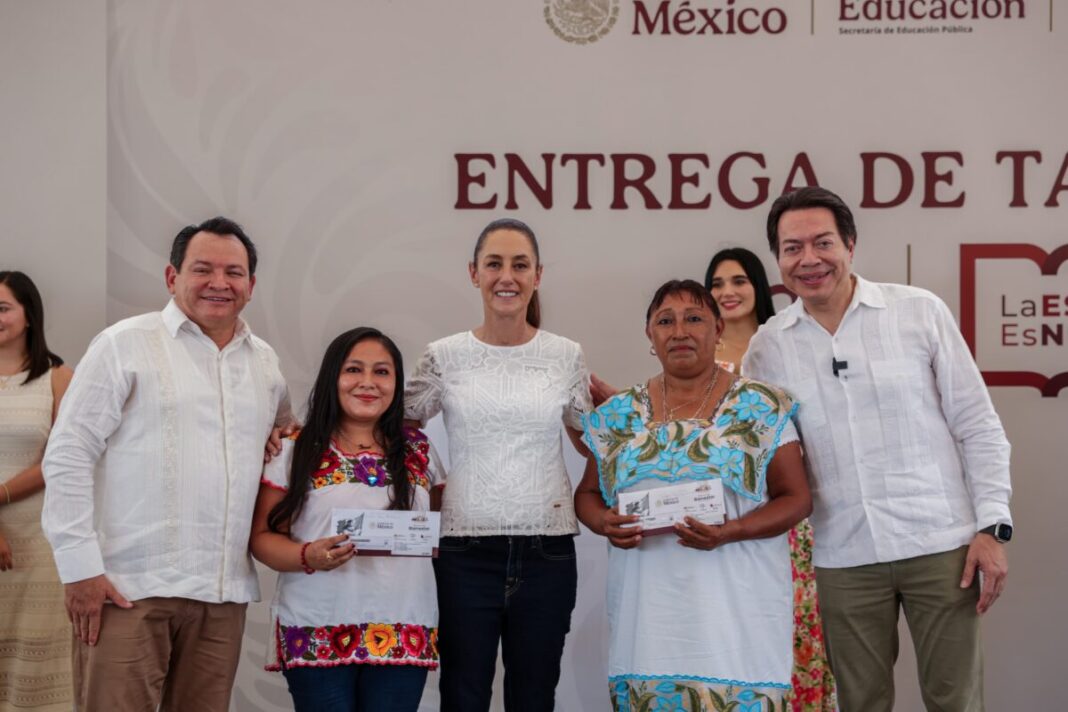 Entrega de tarjetas La escuela en nuestra en Izamal