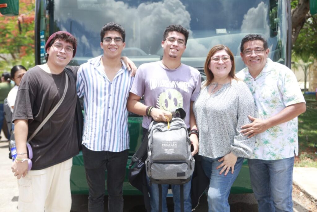 Renacimiento Maya manda los primeros 25 estudiantes a estudiar al extranjero  