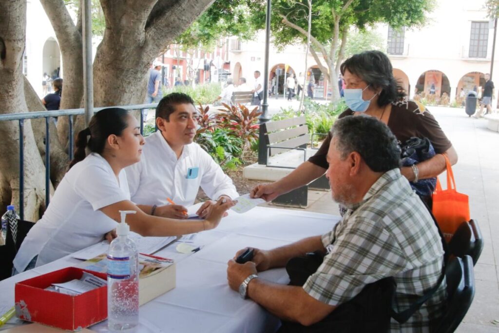 Cecilia Patrón atiende las necesidades de la ciudadanía en el "Miércoles Ciudadano"