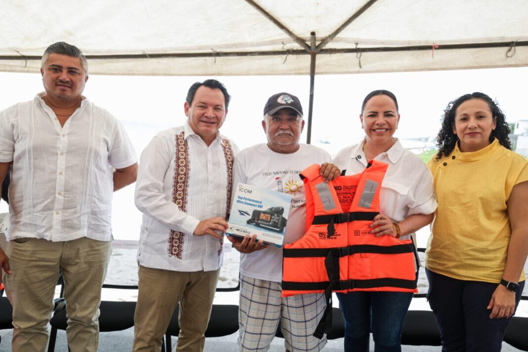 Joaquín Díaz Mena entrega más seguridad en altamar para las pescadoras y pescadores de Telchac Puerto