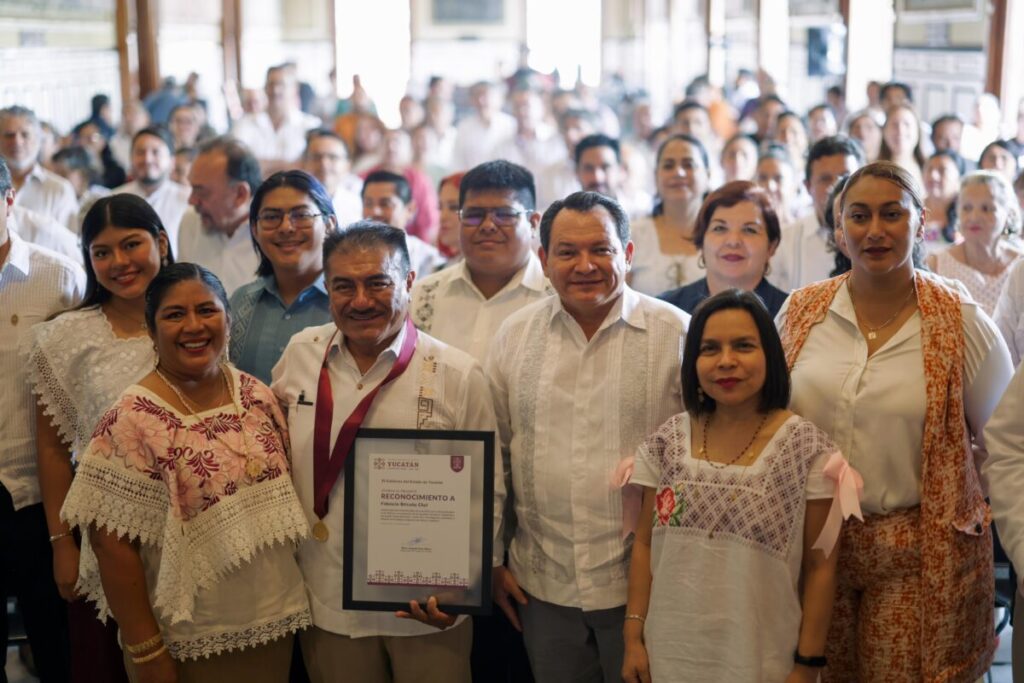 Joaquín Díaz Mena/ Gobierno de Yucatán otorga a Fidencio Briceño Chel Medalla "Eligio Ancona" 4