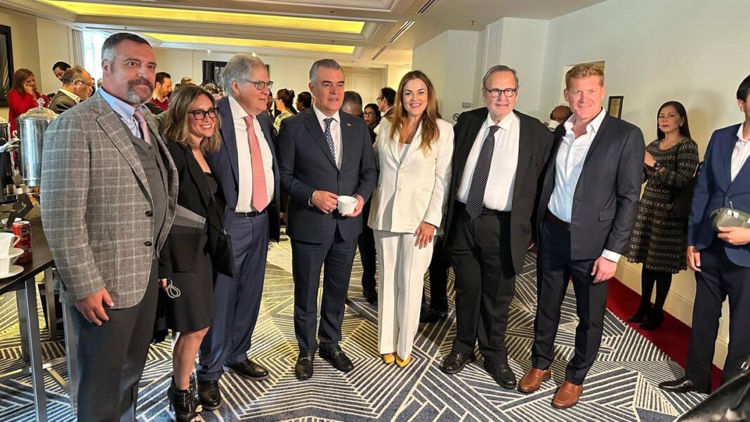 Cecilia Patrón junto a empresarios en el Foro Económico México–Emiratos Árabes 2025