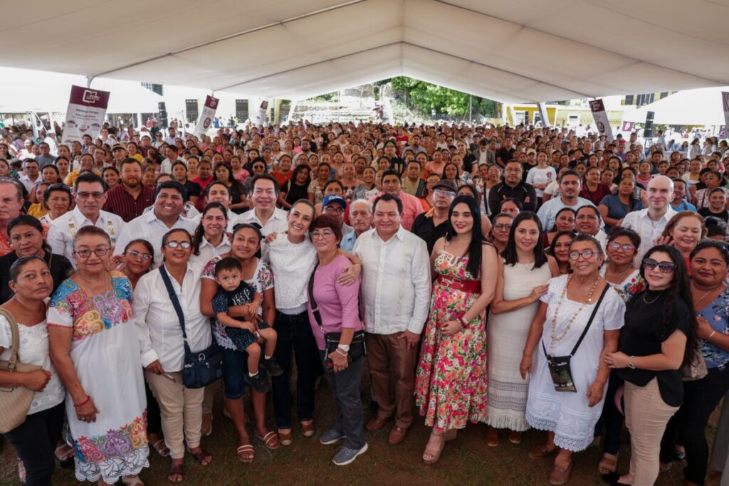Claudia Sheinbaum y Díaz Mena entregan apoyos de "La Escuela es Nuestra" en el municipio Izamal
