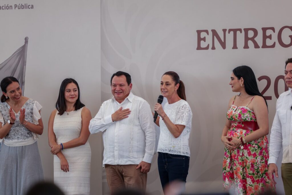 Claudia Sheinbaum y Díaz Mena entregan apoyos de "La Escuela es Nuestra" en el municipio Izamal 3