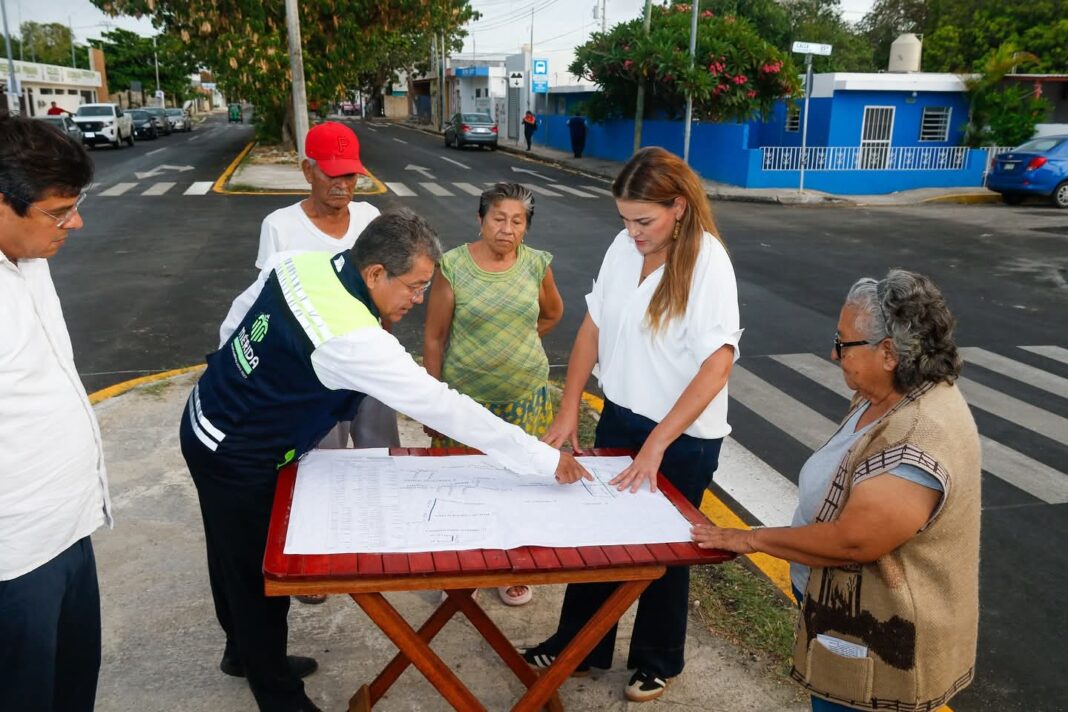 Cecilia Patrón supervisa obras de repavimentación en colonias del oriente de Mérida