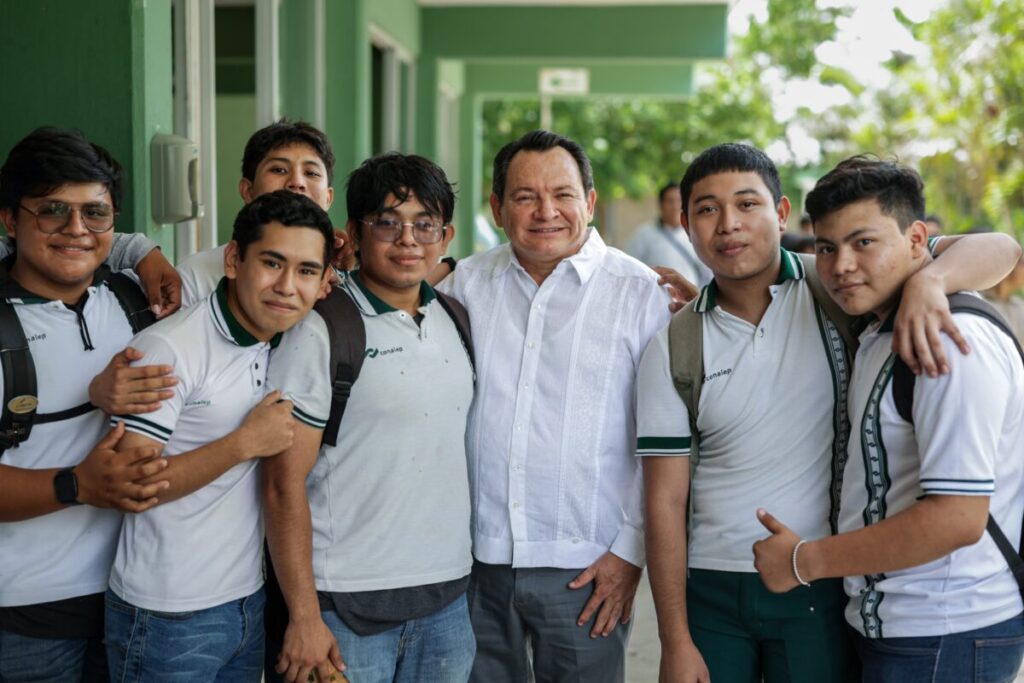 Joaquín Díaz Mena y jóvenes del Conalep II de Mérida