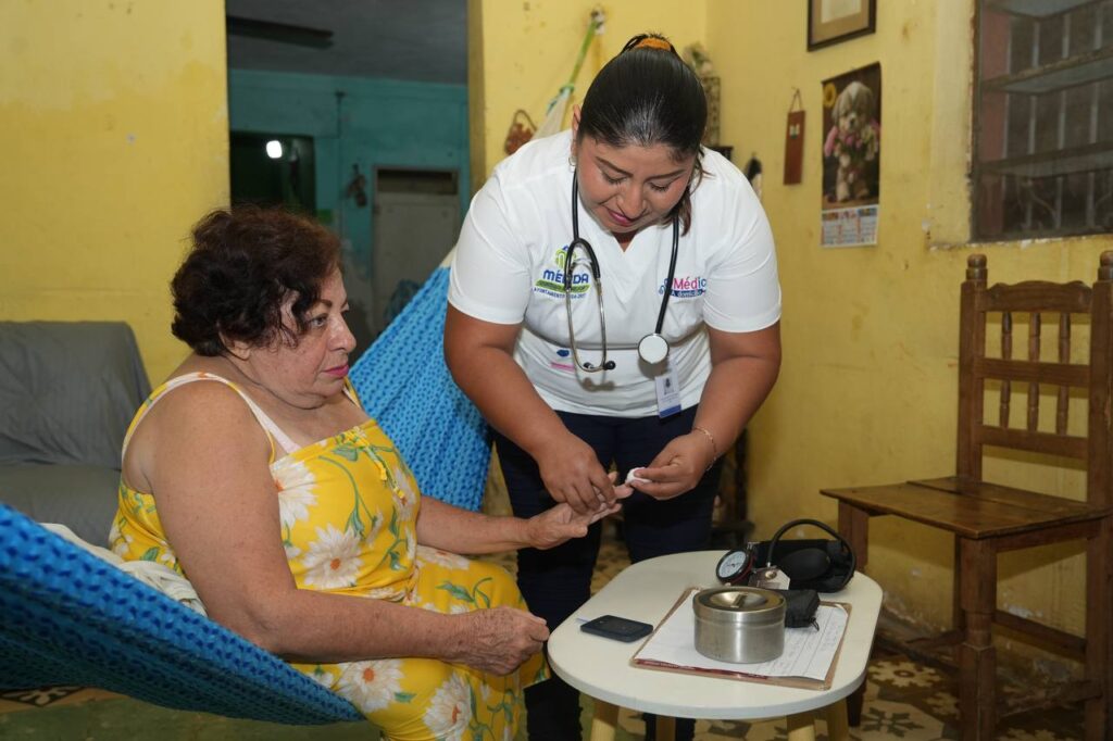 Cecilia Patrón acerca los servicios de salud para las y los abuelitos