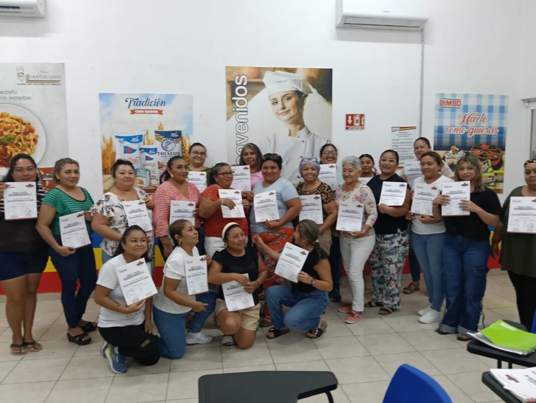 Mujeres de Kanasín toman curso para emprender y fortalecer sus pequeños negocios