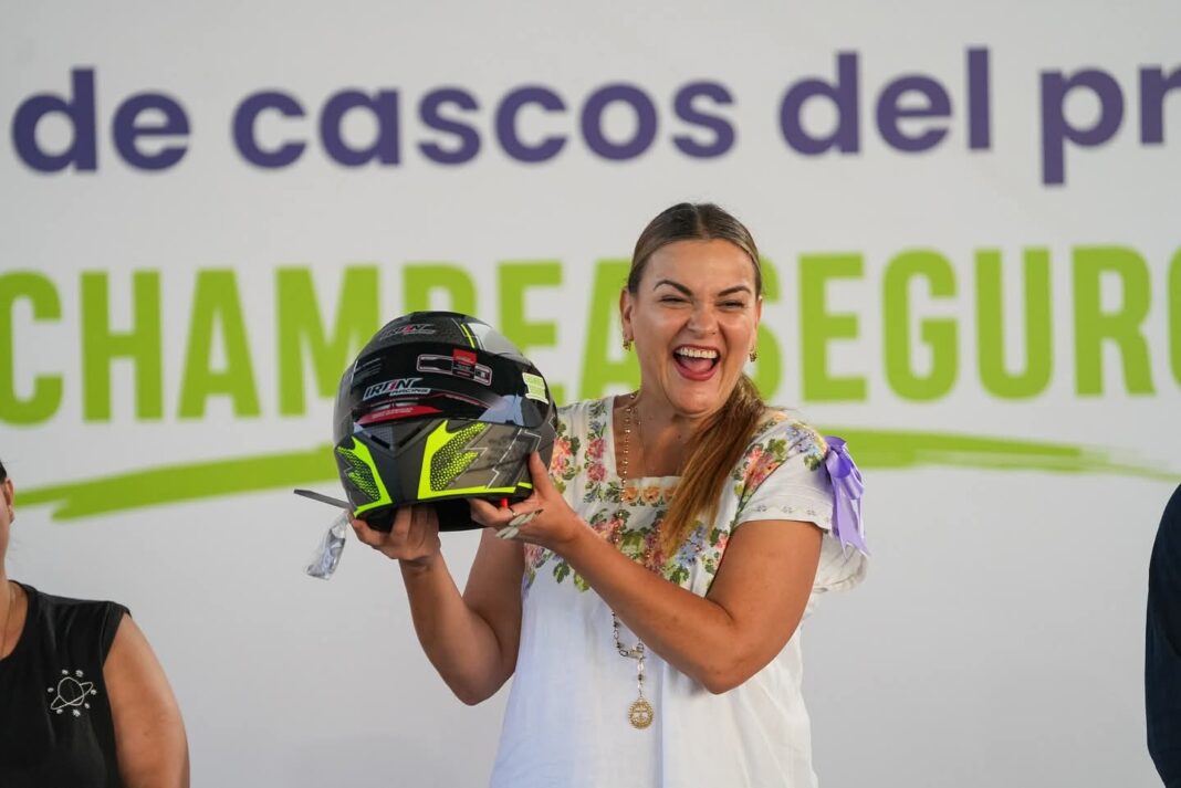 Cecilia Patrón entrega cascos DOT a motociclistas en Mérida