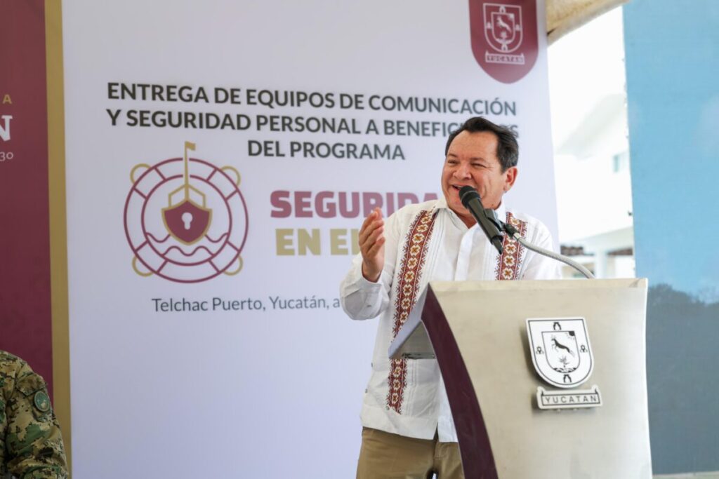 Joaquín Díaz Mena entrega  más seguridad en altamar para las pescadoras y pescadores de Telchac Puerto