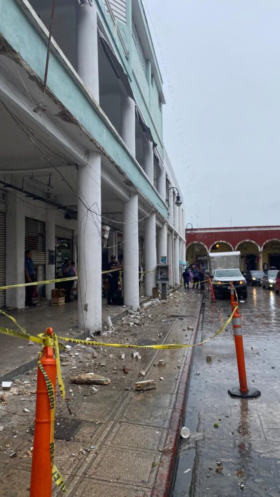 Se reporta desprendimiento de cornisa del mercado Lucas de Gálvez