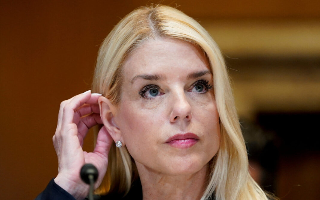 Fiscal Pam Bondi durante su comparecencia en el Senado de EE.UU.
