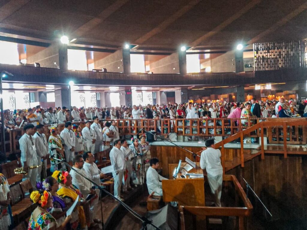 Yucatecas y yucatecos cumplen su promesa y asisten a la misa dedicada a "Los Yucatecos"