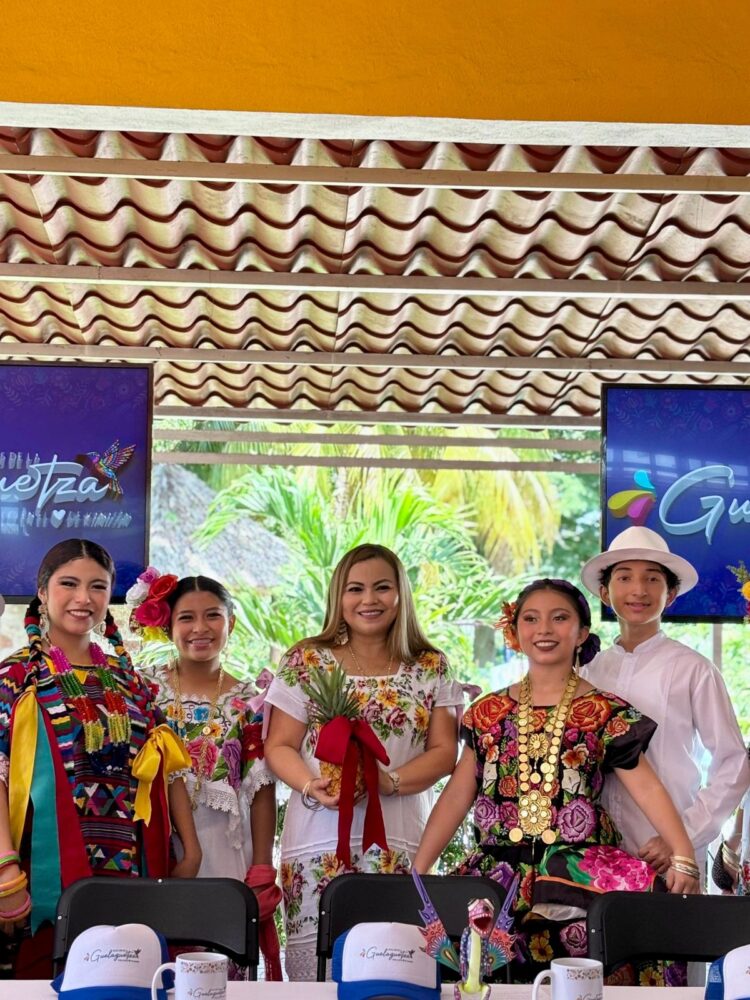 Raquel Balam Rocha en la presentación de la Guelaguetza de Oaxaca en Kanasín del 10 de julio al 3 de agosto
