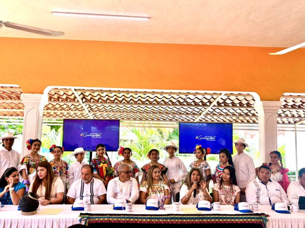 Raquel Balam Rocha en la presentación de la Guelaguetza de Oaxaca en Kanasín del 10 de julio al 3 de agosto