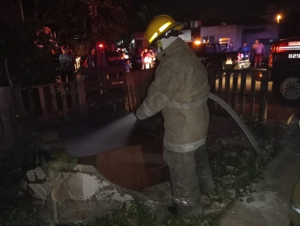 Rescatan a hombre de un incendio en Villas de Umán