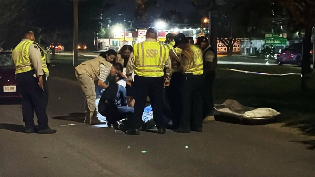 Autoridades en el lugar donde un ciclista fue atropellado en el Periférico de Mérida