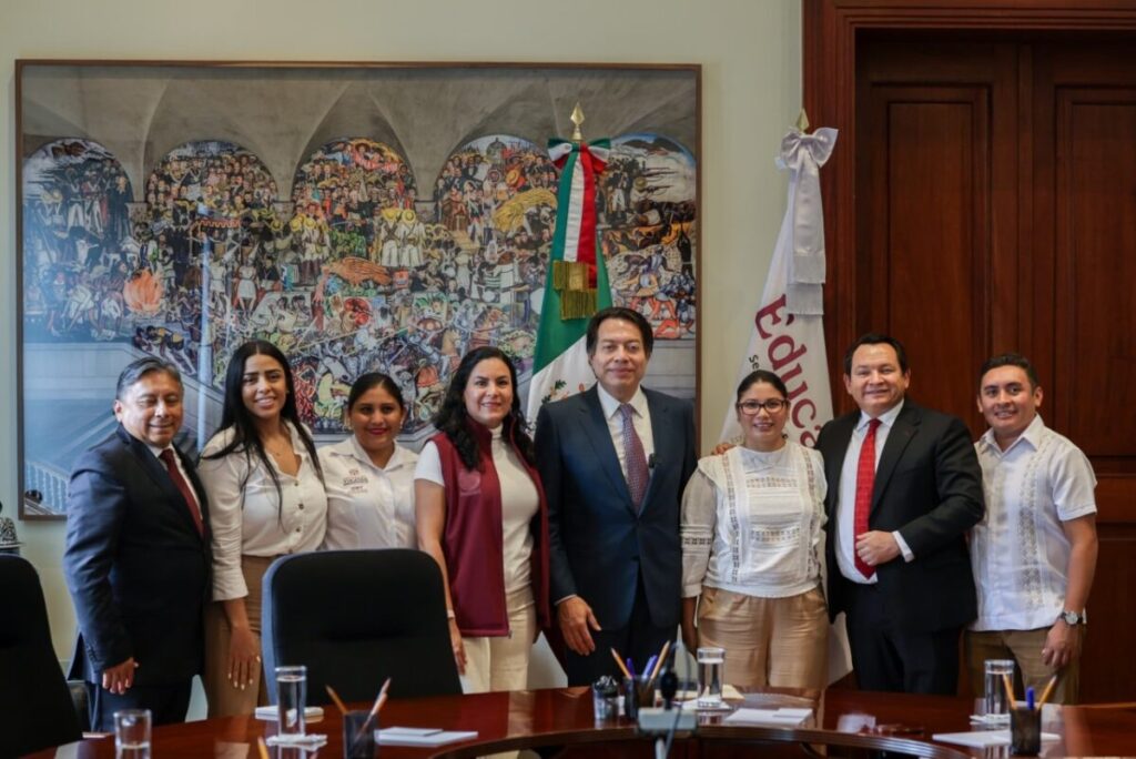 Joaquín Díaz Mena / Reconoce la SEP a estudiantes yucatecos por su excelencia académica en CDMX