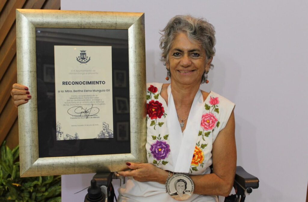 Cecilia Patrón otorga medalla "Rosa Torre González" a Bertha Elena Munguía Gil