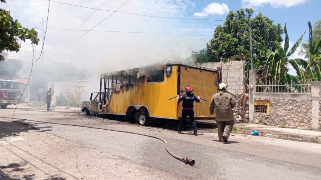 Se reporta sospechoso incendio de vehículo en la colonia Xoclán Xbech