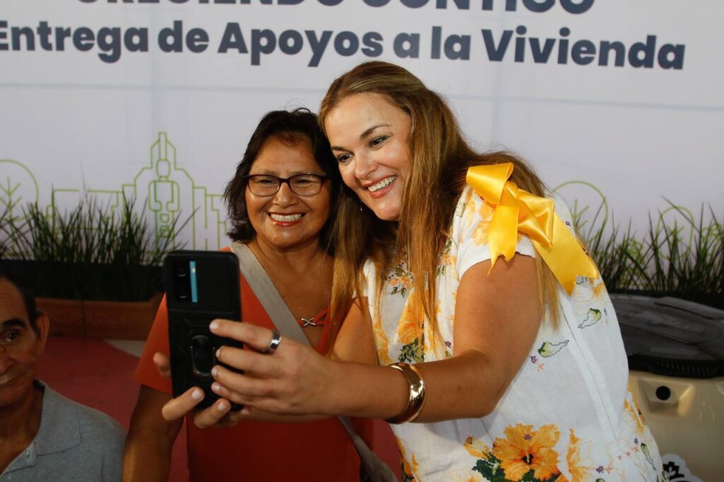 Cecilia Patrón apoya a familias con mejoras de vivienda en San José Tecoh