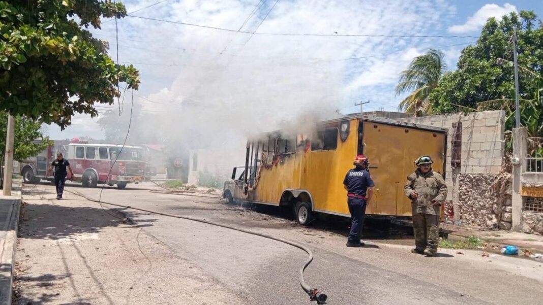 Se reporta sospechoso incendio de vehículo en la colonia Xoclán Xbech