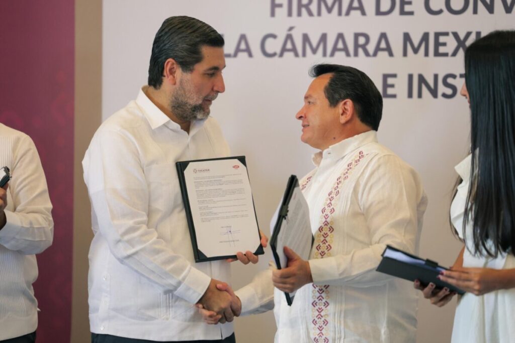 Díaz Mena firman convenio histórico para transparentar obra pública en Yucatán