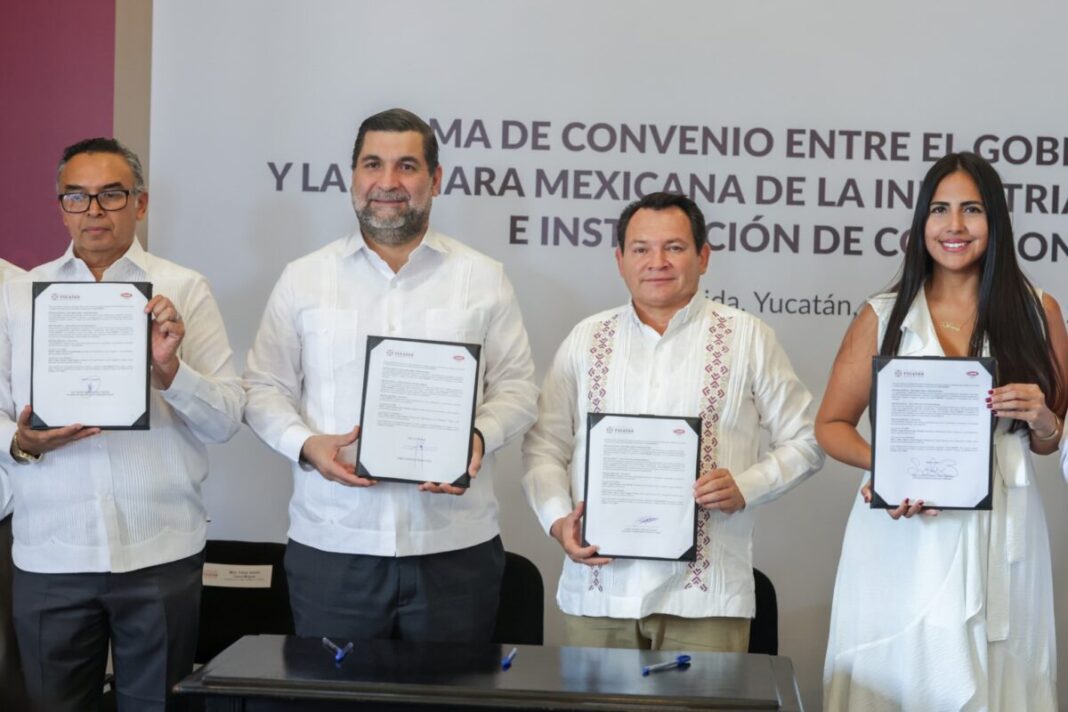 Díaz Mena firman convenio histórico para transparentar obra pública en Yucatán