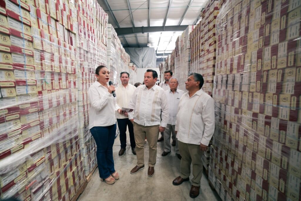 Joaquín Díaz Mena 
/ Gobierno de Yucatán inicia entrega de útiles de “Bienestar en tu Escuela”