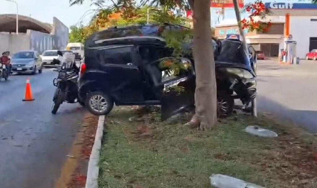 Se registra fuerte choque en la avenida Circuito Colonias 