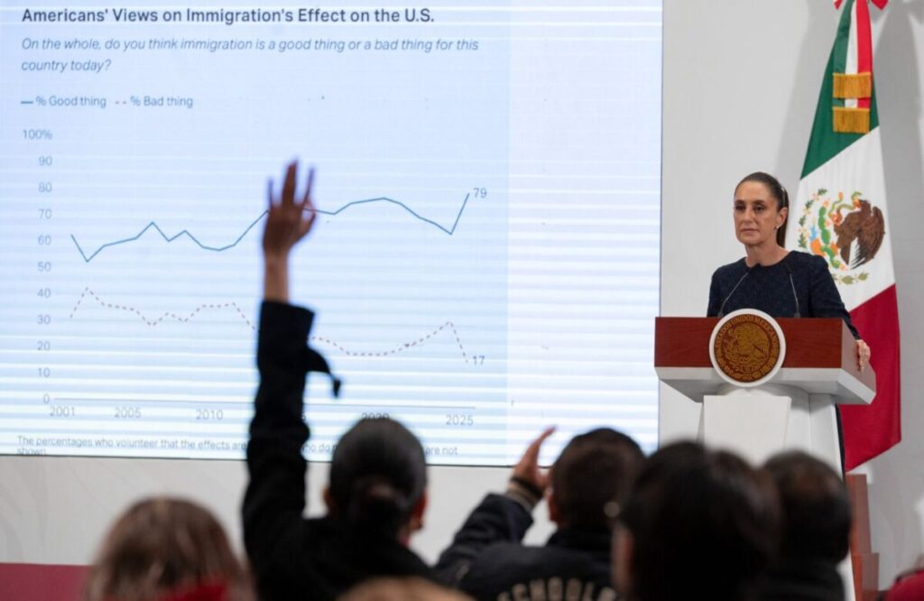 La presidenta Claudia Sheinbaum presenta la "Tarjeta Finabien" para el envío de remesas