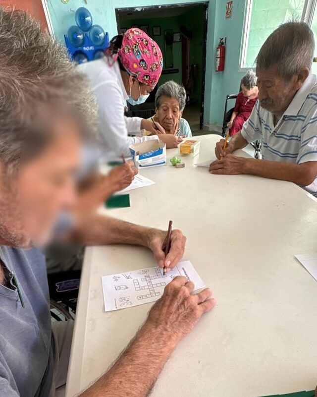 Renacimiento Maya acerca servicios de salud bucal a personas mayores en estancias de Mérida