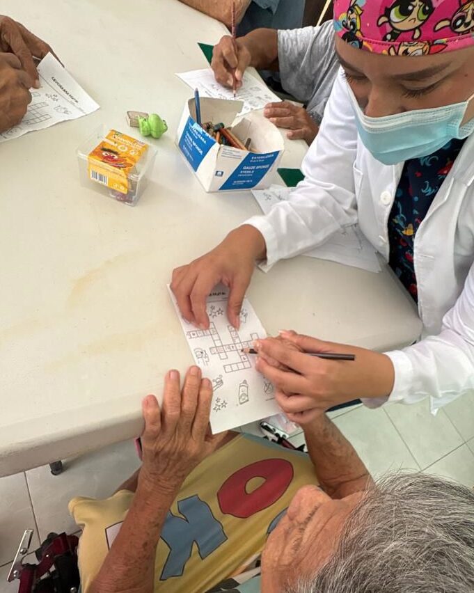 Renacimiento Maya acerca servicios de salud bucal a personas mayores en estancias de Mérida