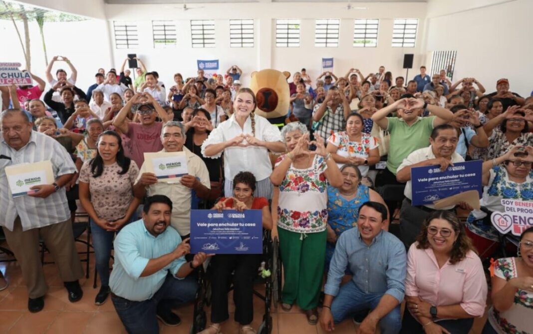 Entrega Cecilia Patrón apoyos de “Enchula tu casa” a adultos mayores para mejorar sus viviendas en Mérida