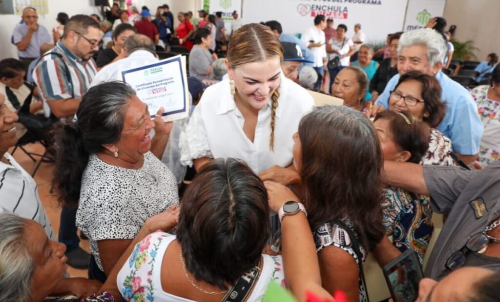 Entrega Cecilia Patrón apoyos de “Enchula tu casa” a adultos mayores para mejorar sus viviendas en Mérida