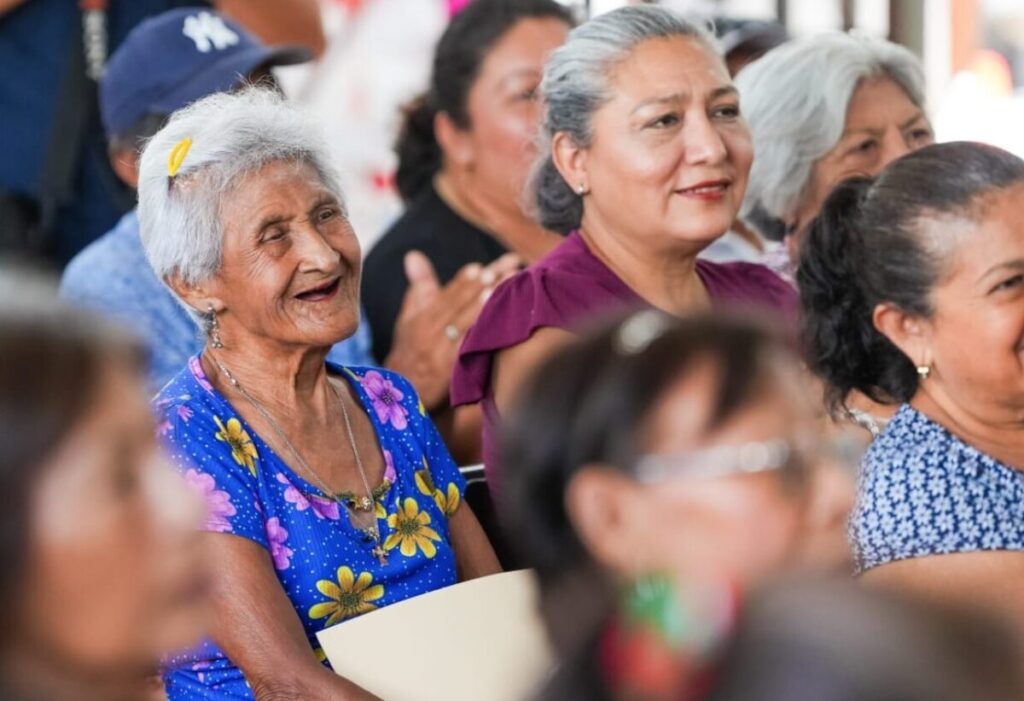 Entrega Cecilia Patrón apoyos de “Enchula tu casa” a adultos mayores para mejorar sus viviendas en Mérida