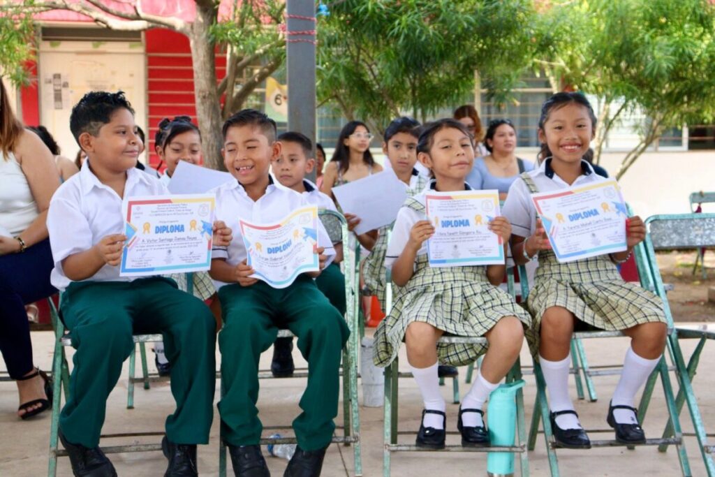 Edwin Bojórquez, padrino de 57 alumnos de sexto año de primaria de la “Juana de Asbaje”