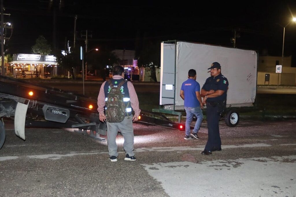 Ayuntamiento de Mérida ordena sus calles: retiran vallas publicitarias, vehículos irregulares y abandonados