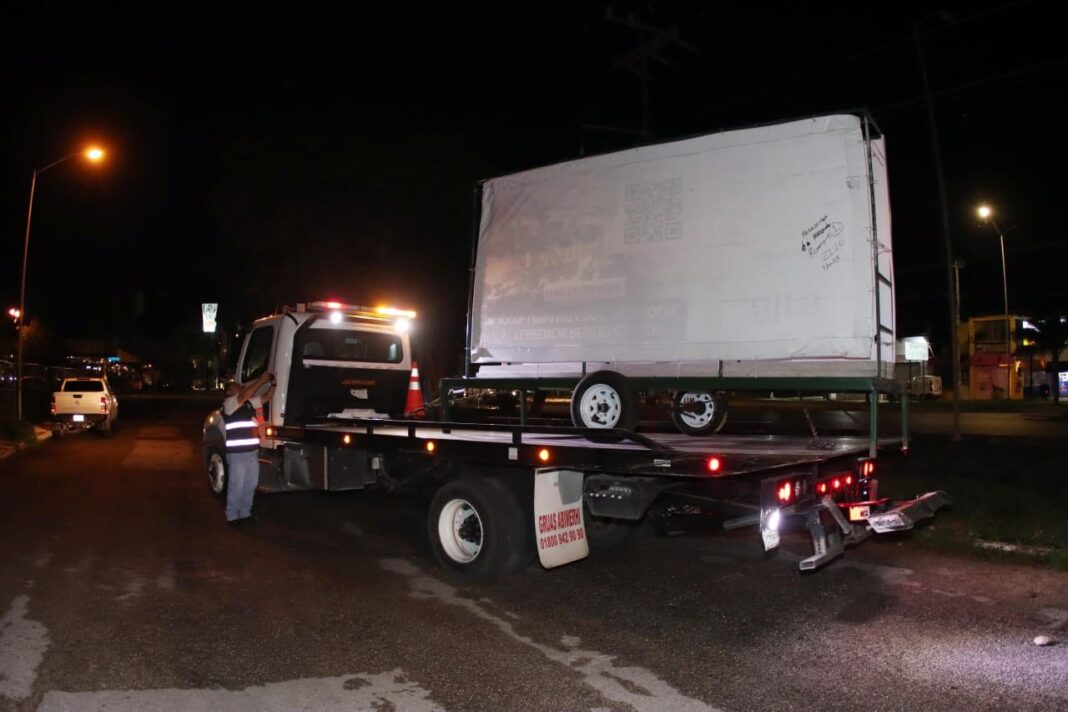 Ayuntamiento de Mérida ordena sus calles: retiran vallas publicitarias, vehículos irregulares y abandonados