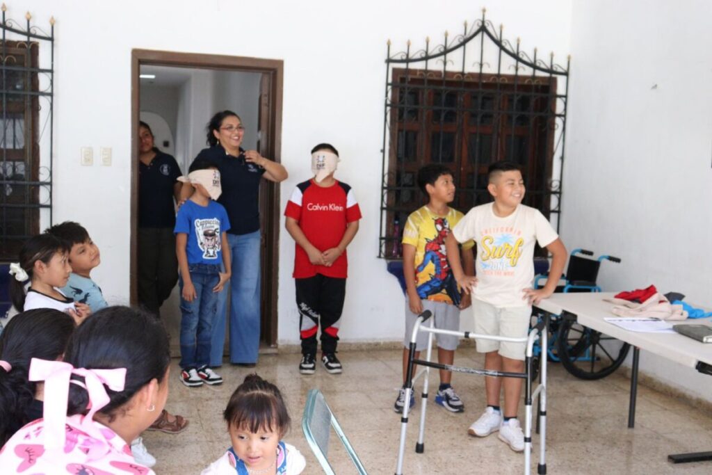 Niños y padres de familia de Kanasín participan en plática para concientizarlos sobre la discapacidad y promover la inclusión