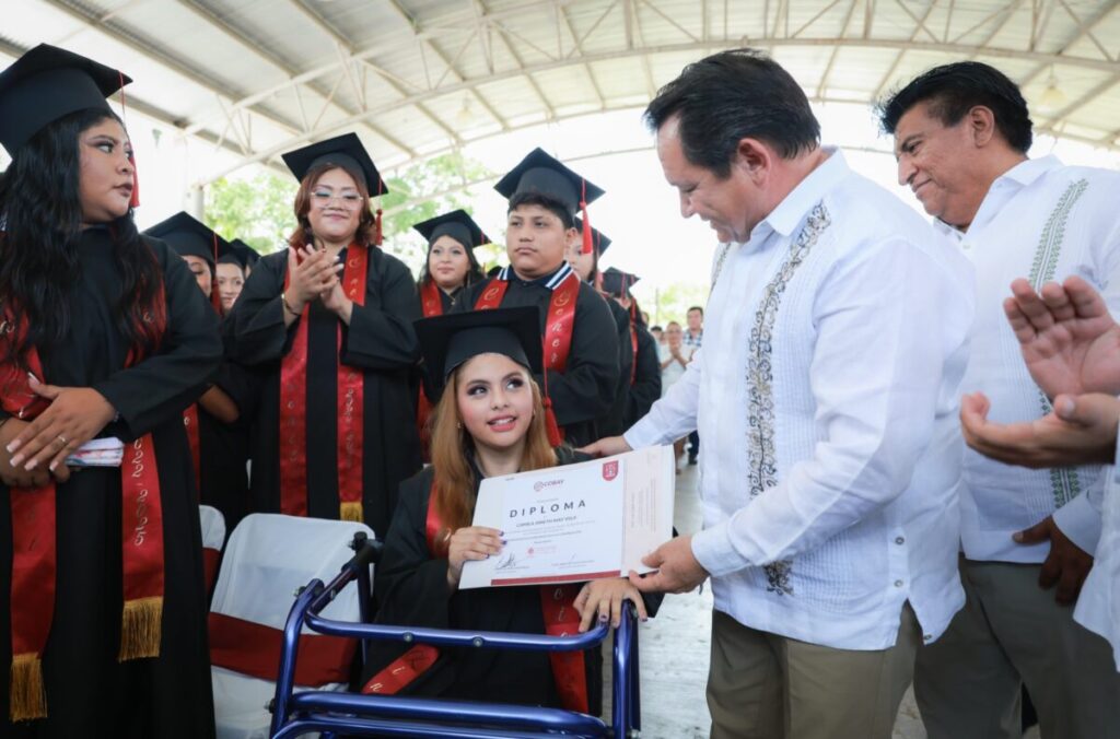 Beca Juventudes Renacimiento apoyará a miles de jóvenes universitarios