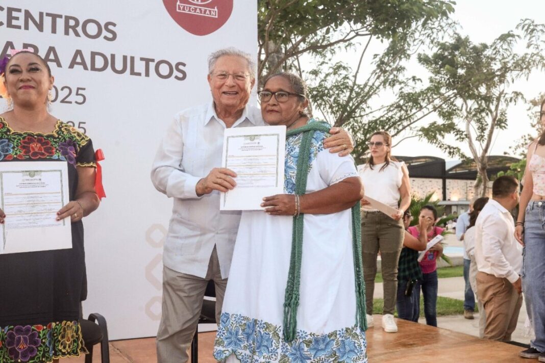 Personas adultas concluyen sus estudios de Primaria y Secundaria en Mérida