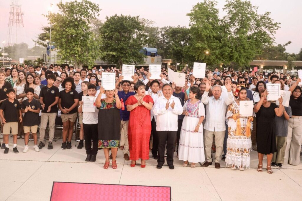 Personas adultas concluyen sus estudios de Primaria y Secundaria en Mérida