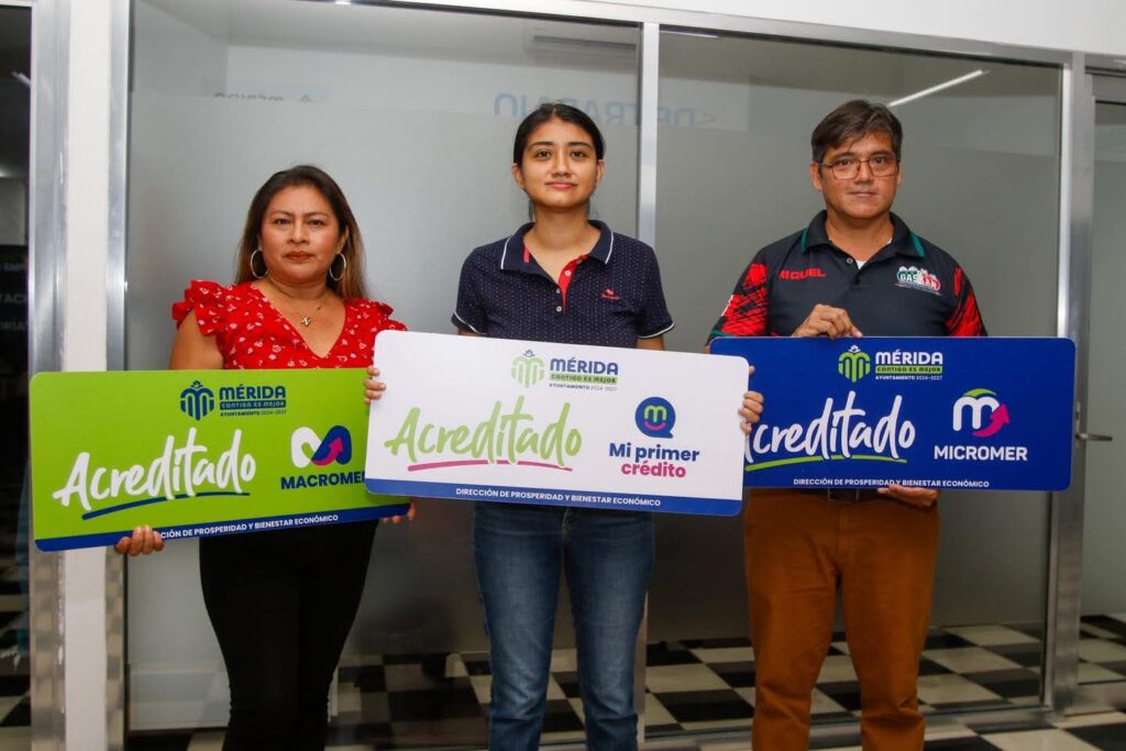 Cecilia Patrón entrega créditos "Mi Primer Crédito, Micromer y Macromer a 30 meridanas y meridanos