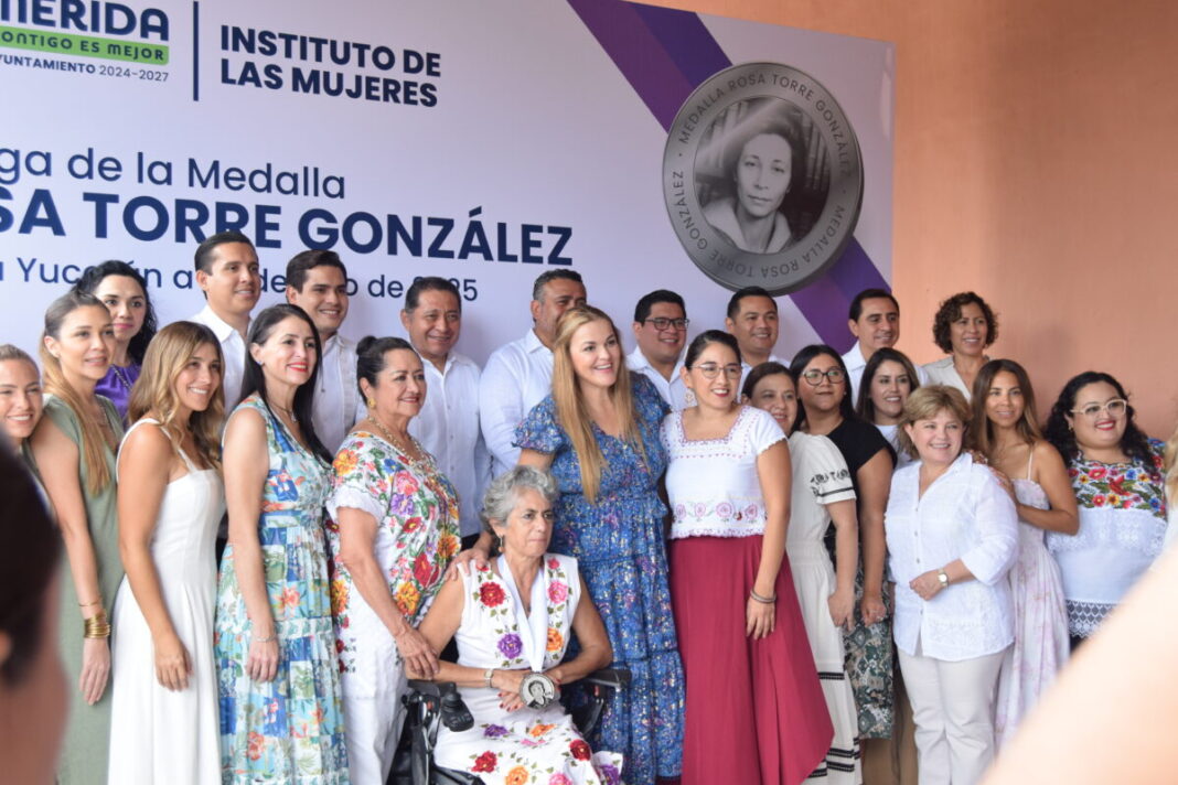 Cecilia Patrón otorga medalla 