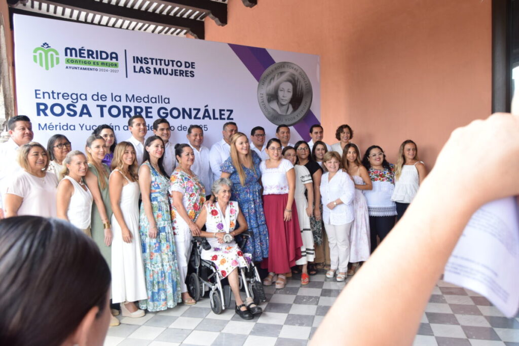 Cecilia Patrón otorga medalla "Rosa Torre González" a Bertha Elena Munguía Gil